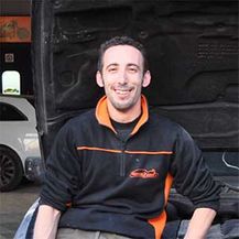 Motoart mecánico sonriendo