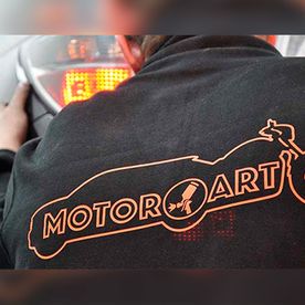 Motoart hombre con uniforme
