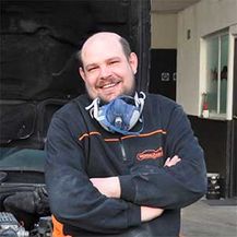 Motoart hombre sonriendo